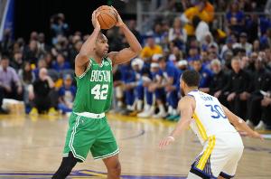 记者：霍福德的大儿子是库里的铁杆粉丝 他可能促使父亲签约勇士