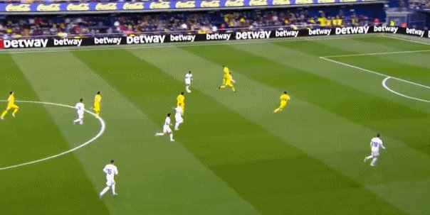 1644709244412007762.gif 贝尔内切劲射被扑后击中横梁.gif