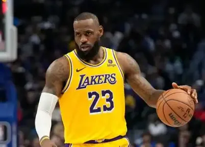 星空高光时刻-詹姆斯首节出战10分钟，投篮6中3得到10分2篮板4助攻2抢断